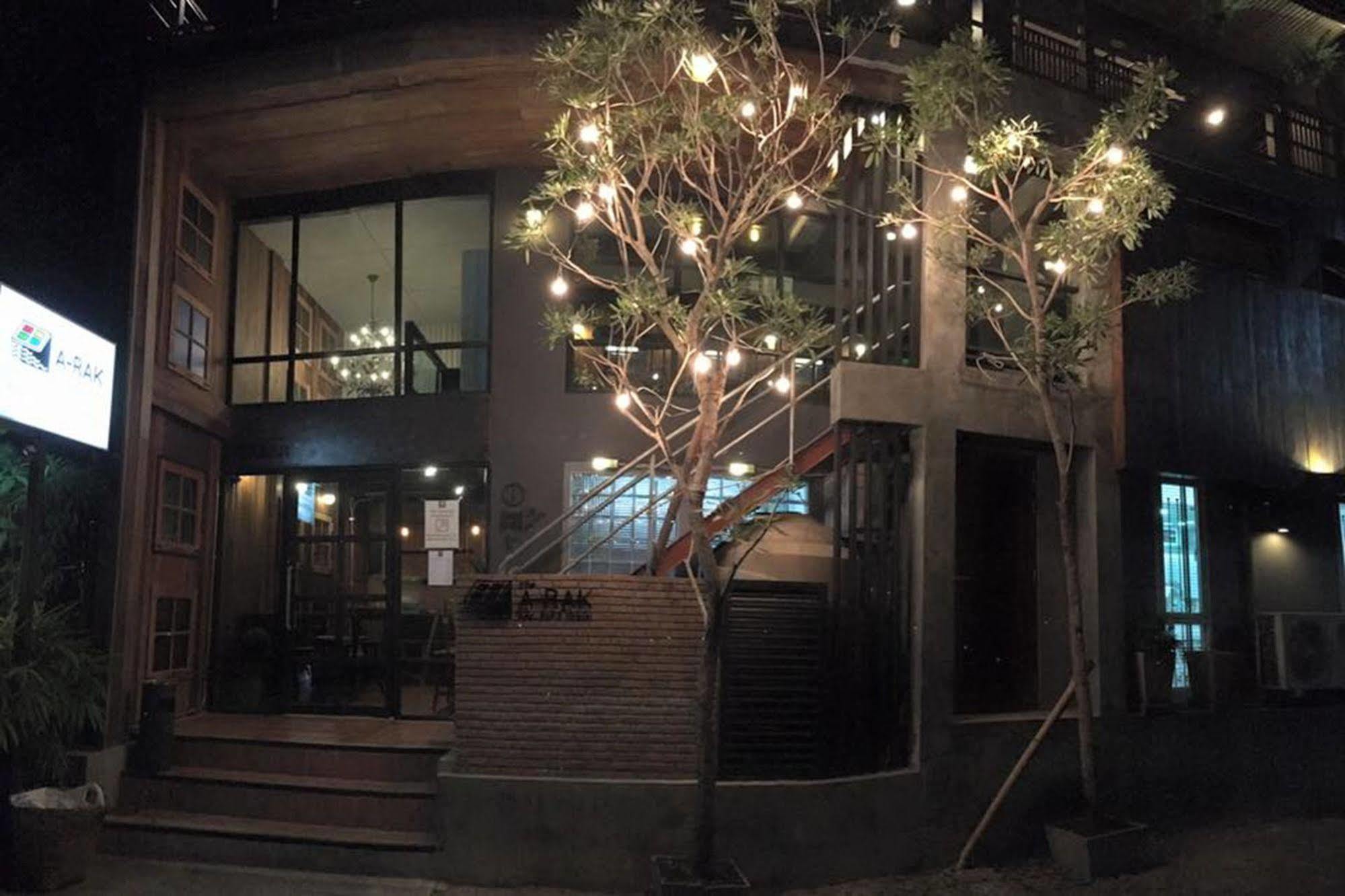 The Arak Bed Bar And Hostel Chiang Mai Exterior photo